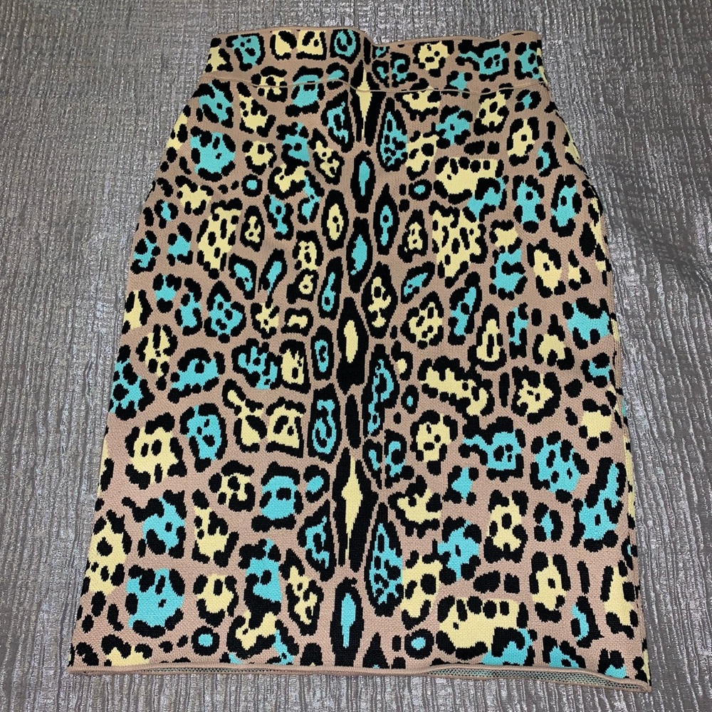 BCBG Maxazria leopard print skirt! Clings to form!